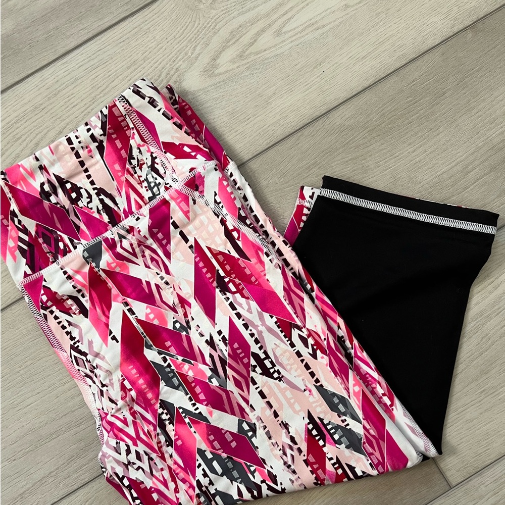 NWT a pair of Victory Secret VSX Sport knockout Crop leggings, size large